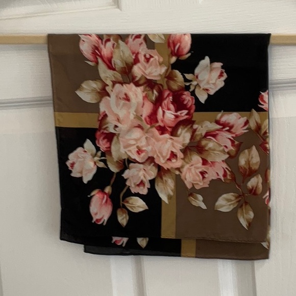 ELLEN TRACY SILK SCARF NWOT - Picture 3 of 4